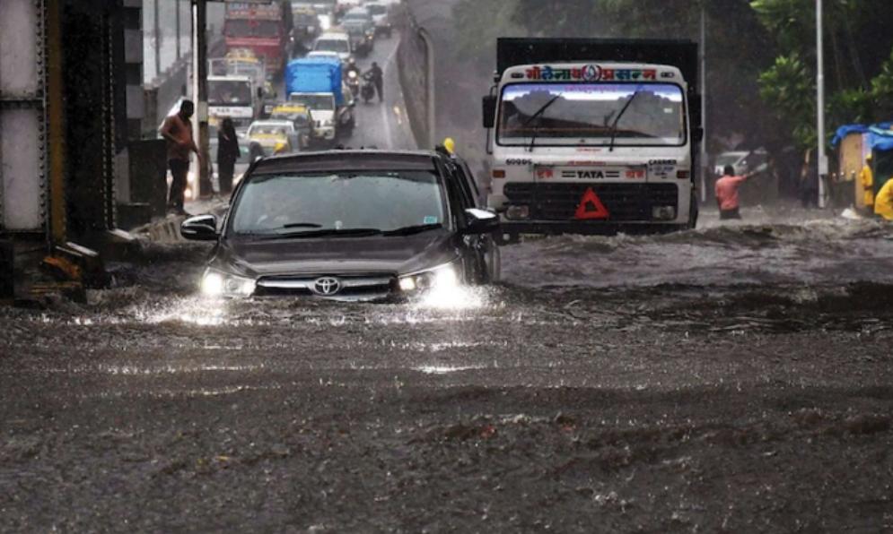 প্রবল বৃষ্টিতে লন্ডভন্ড মুম্বই, উদ্ধব ঠাকরেকে ফোন করে সাহায্যের আশ্বাস মোদির