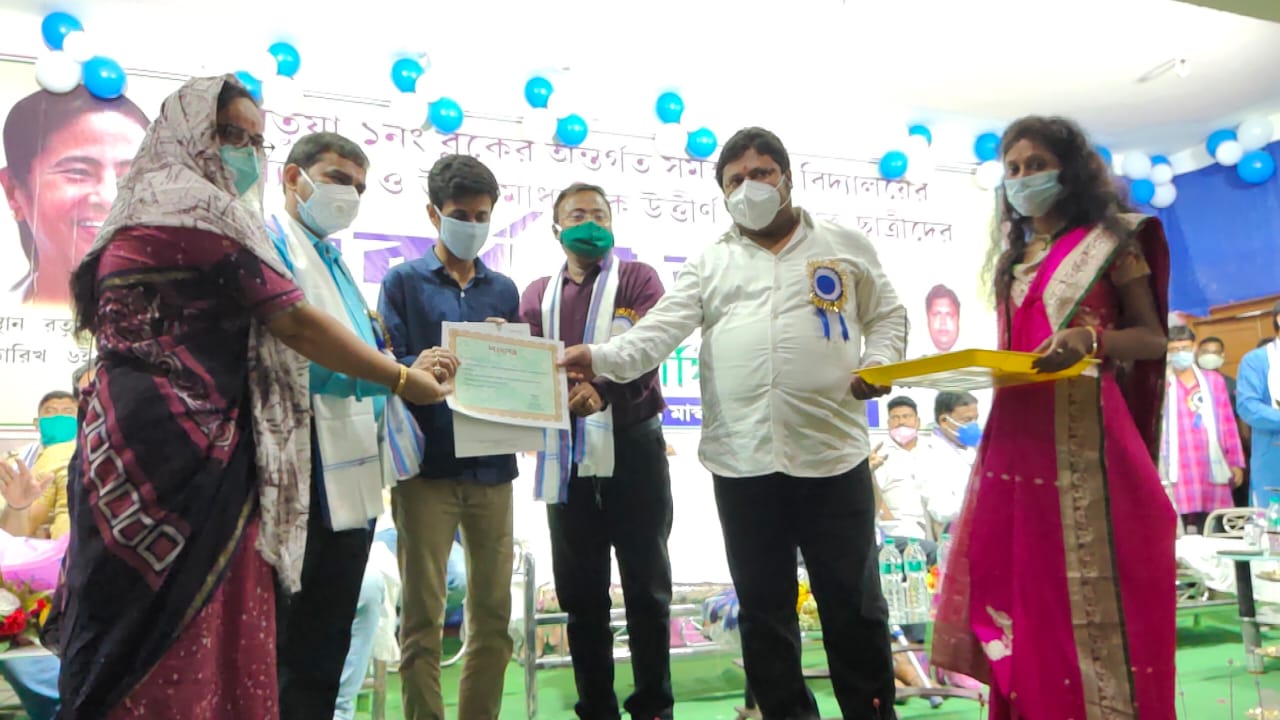 বিশিষ্ট সমাজসেবীর উদ্যোগে মাধ্যমিক ও উচ্চমাধ্যমিক কৃতি শিক্ষার্থীদের সংবর্ধনা