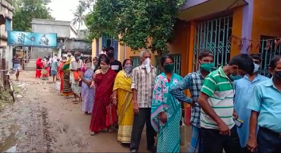 এই মাসের প্রথম লকডাউনের পরই সমস্ত স্বাস্থ্য বিধি অমান্য করে বিভিন্ন জায়গায়