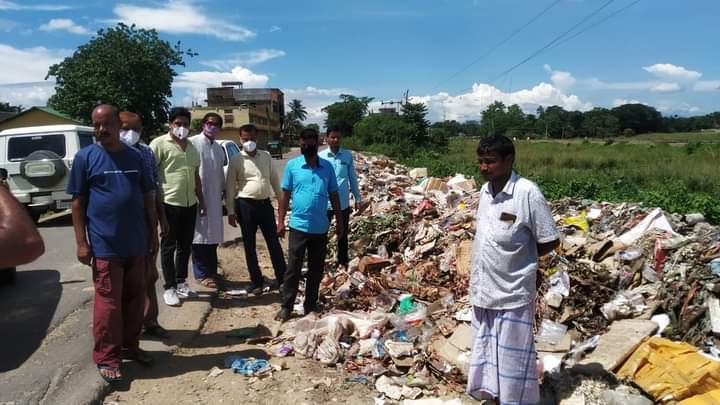 নিলামবাজার কলেজের আসে পাশে লোকজন আবর্জনা ফেলছে