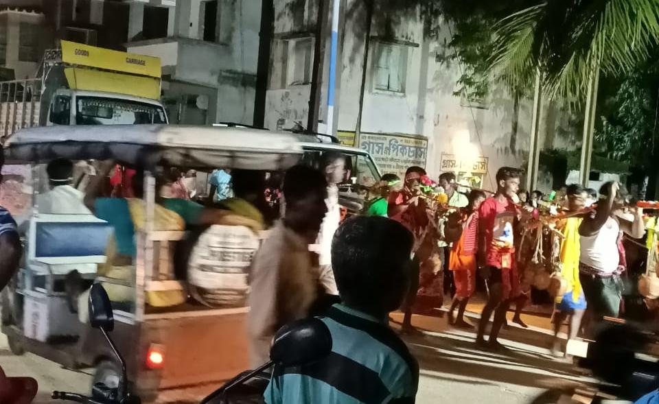 লকডাউন উপেক্ষা করে শিবের প্রতিষ্ঠা উদযাপন করা হল বর্ধমানের শক্তিগড়ে