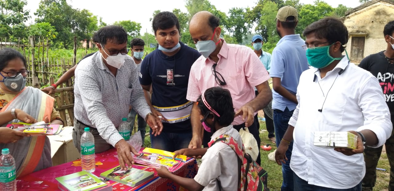 নবপ্রচেষ্টা চ্যারিটির উদ্যোগে আদিবাসী এলাকায় শিশুদের পাঠশালার আসর