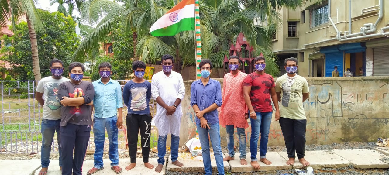 স্বাধীনতা দিবসে চকোলেট ও মাস্ক বিলি