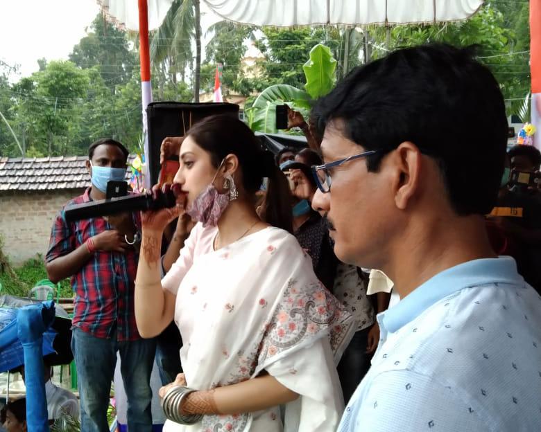 ওয়াটার পিউরিফায়ার উদ্বোধনে সংসদ নুসরাত জাহান