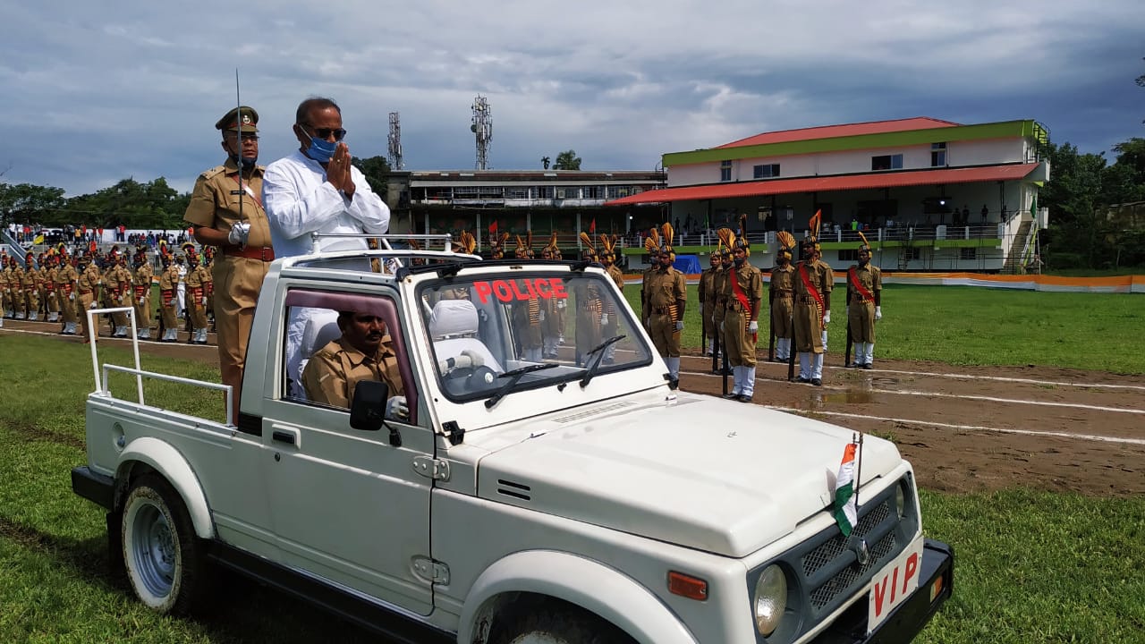 করিমগঞ্জে জাতীয় পতাকা উত্তোলন করলেন মন্ত্রী পরিমল শুক্লবৈদ্যে