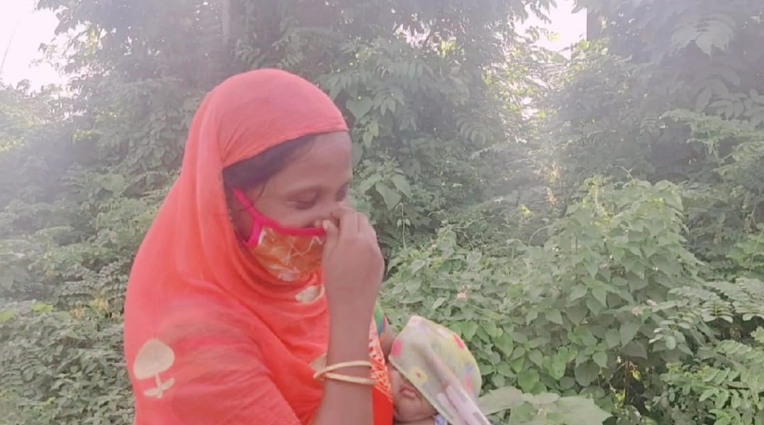 রাস্তা আটকে তৃণমূলের মিটিং,বাস থেকে নেমে বাচ্চা কোলে ৮ কিমি পথ হাটলো মা