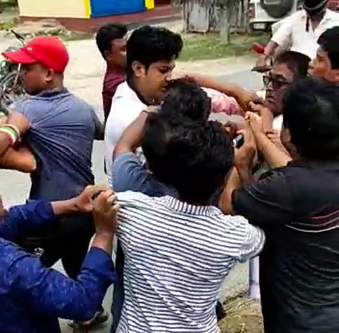 রাস্তা করে দেওয়া নিয়ে বিবাদ হরিশচন্দ্রপুরে