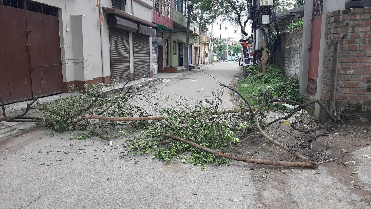 করোনা আক্রান্ত এক ব্যক্তির পিতার মৃত্যুকে কেন্দ্র করে গোটা এলাকাজুড়ে চাঞ্চল্য