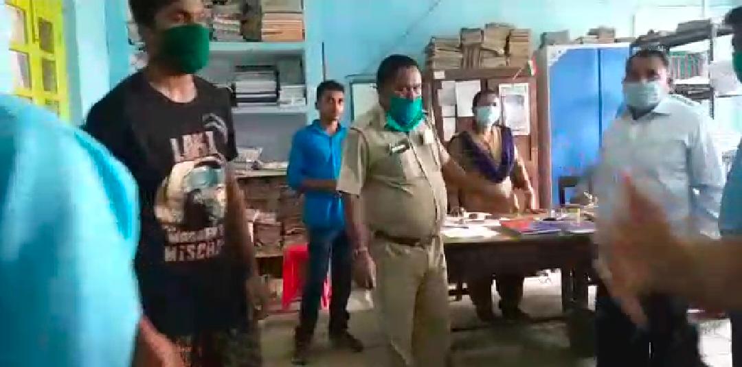 রাস্তা দেওয়া নিয়ে উত্তেজনা তুঙ্গে! চলল গুলি ও
