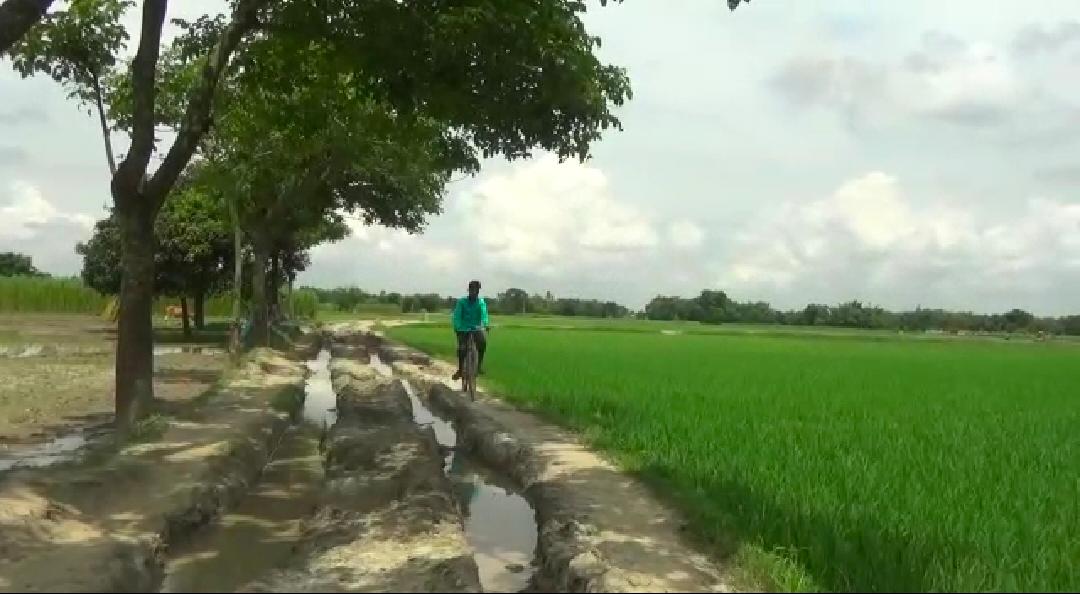 বেহাল রাস্তা সারাইয়ের দাবি জানিয়ে বিক্ষোভ প্রদর্শন গ্রামবাসীদের