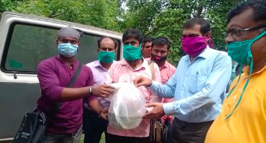 ডেঙ্গু প্রতিরোধে গাপ্পি মাছ বিলি,পূর্ব বর্ধমানের মন্তেস্বর ব্লকে