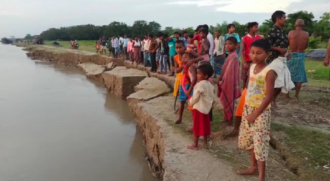বেড়েছে গঙ্গার ভাঙন, নজর নেই সেচ দপ্তরের : গ্রামবাসী