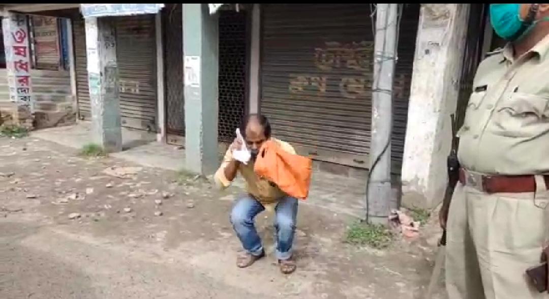 লকডাউন ভঙ্গকারিকে কান ধরে উঠবোস,লকডাউন সফল করতে তৎপর চাঁচল থানার পুলিশ প্রশাসন