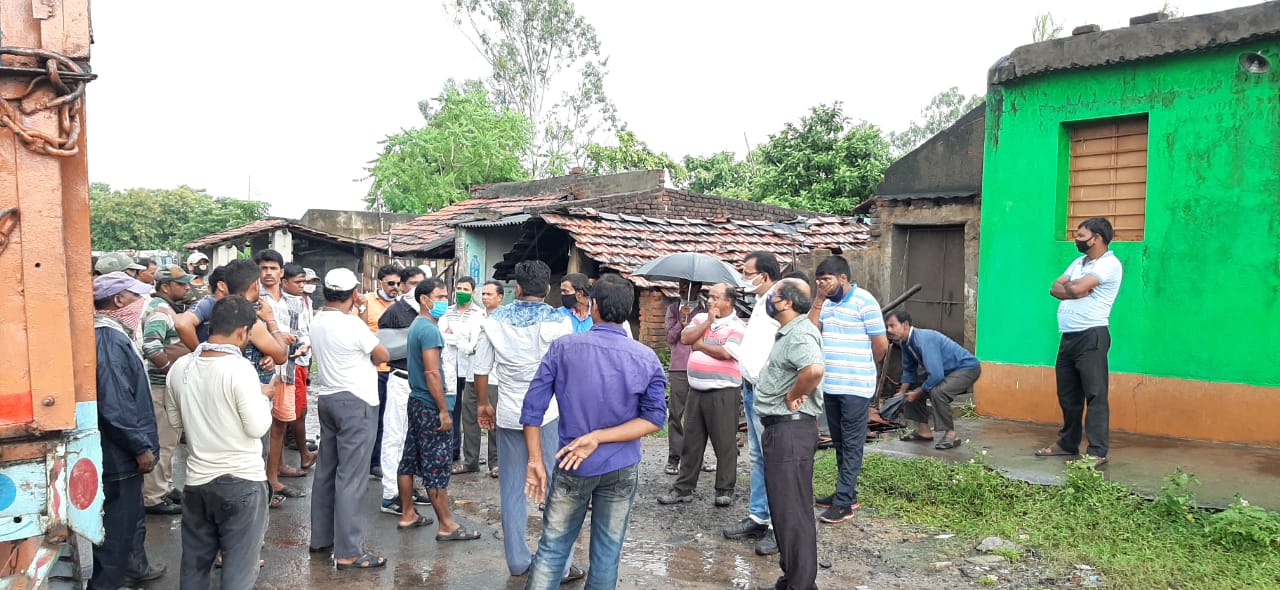 মানুষ বিস্ফোরণে মন খারাপ করছে পরিচালকের চারপাশে স্ক্র্যাচ বিক্ষোভ