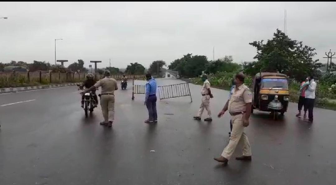 আগস্ট মাসের চতুর্থ দিনের লকডাউনে বাংলা ঝাড়খন্ড সীমান্ত ডুবুরডি বর্ডারে পুলিশের কড়া নজরদারি