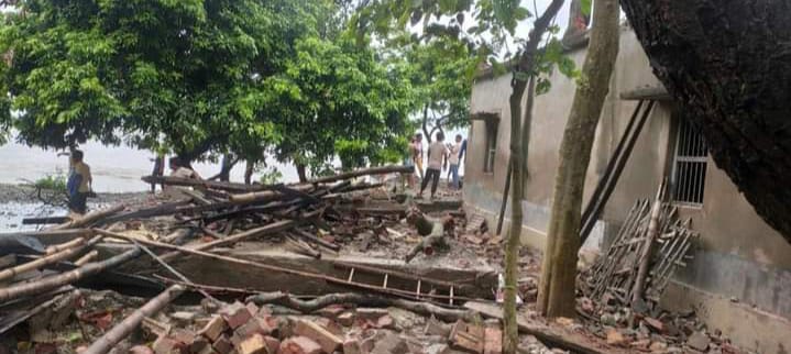 ভাঙনে তলিয়ে গেল মুর্শিদাবাদের সামসেরগঞ্জের ধানঘরার অনেকের ভিটেমাটি