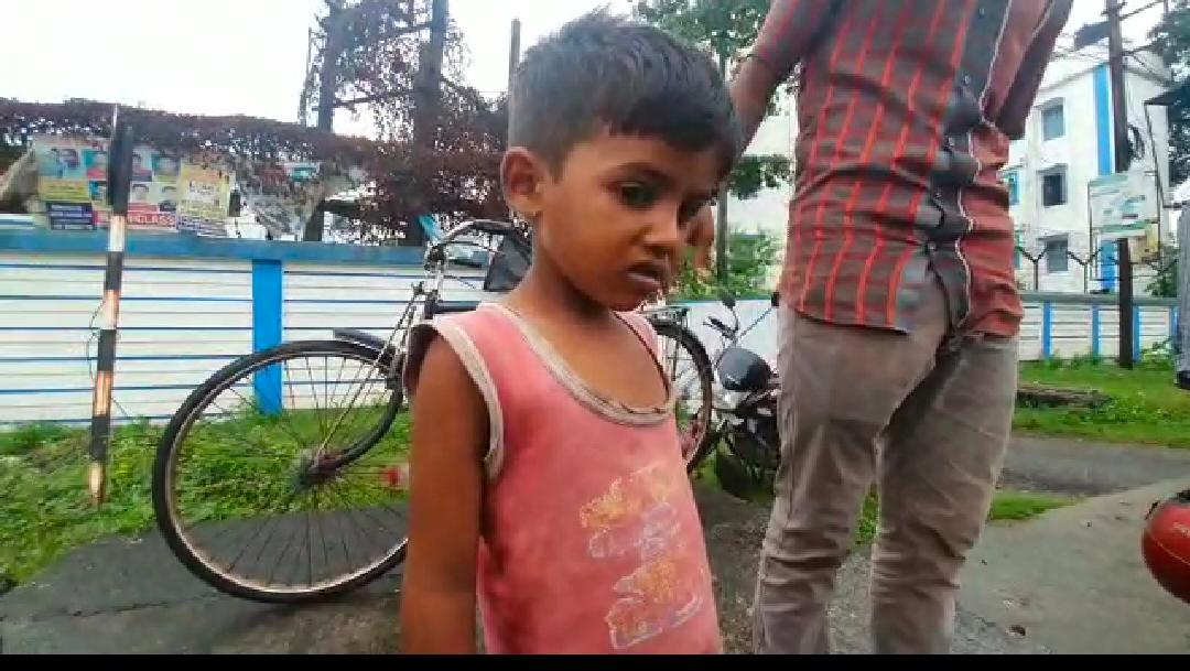 পুলিশের সহায়তায় আবারও পথ হারানো বাচ্চাদের খুঁজে পেল বাবা-মা