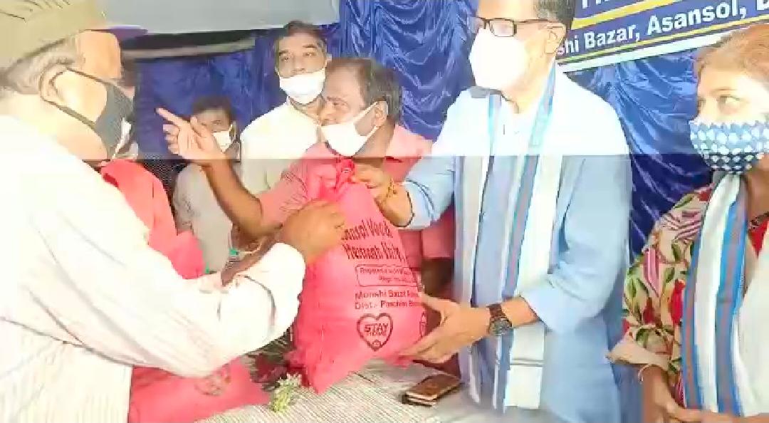 স্বেচ্ছাসেবি সংস্থার উদ্যোগে মুন্সী বাজারে খাদ্য সামগ্রী বিতরণ অনুষ্ঠানে উপস্থিত মন্ত্রী মলয় ঘটক