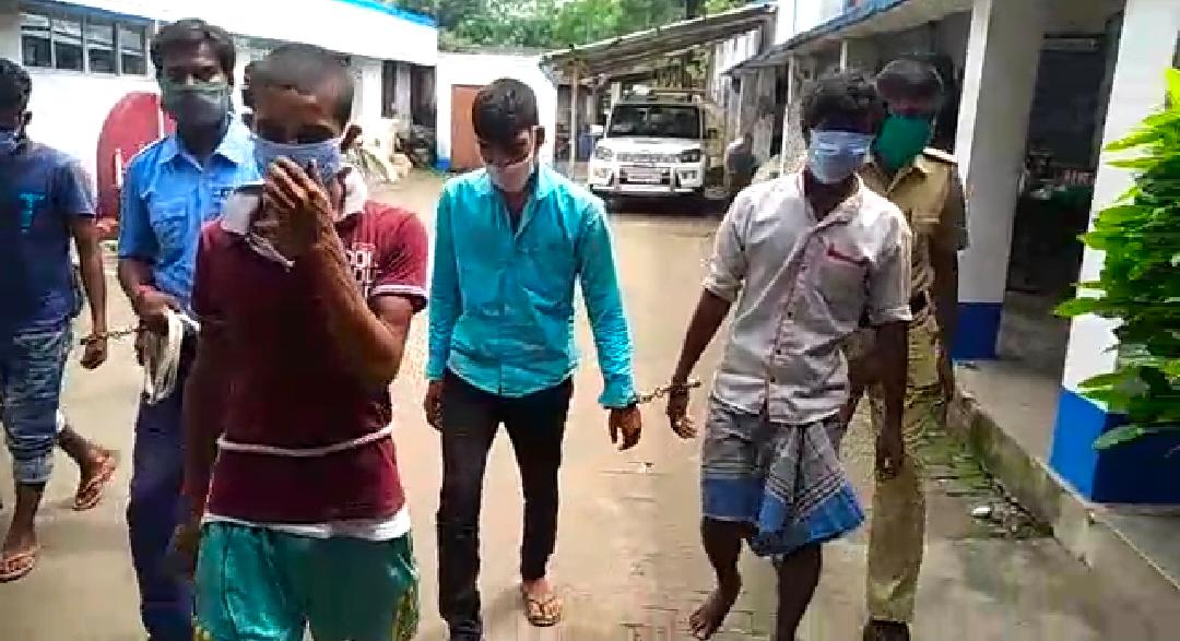গোপন সূত্রে খবর পেয়ে ৫ জন ডাকাতকে আটক করল পুলিশ