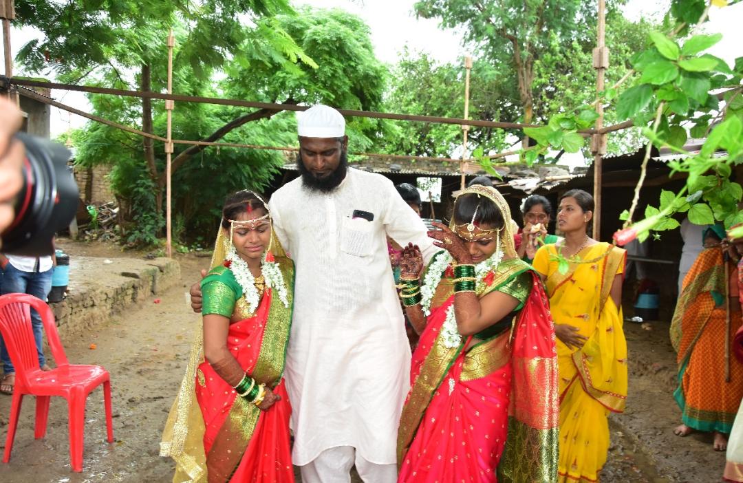ফের সম্প্রীতির নজির, সব দায়িত্ব কাঁধে নিয়ে দুই হিন্দু মেয়েকে বিয়ে দিলেন মুসলিম ‘মামা’