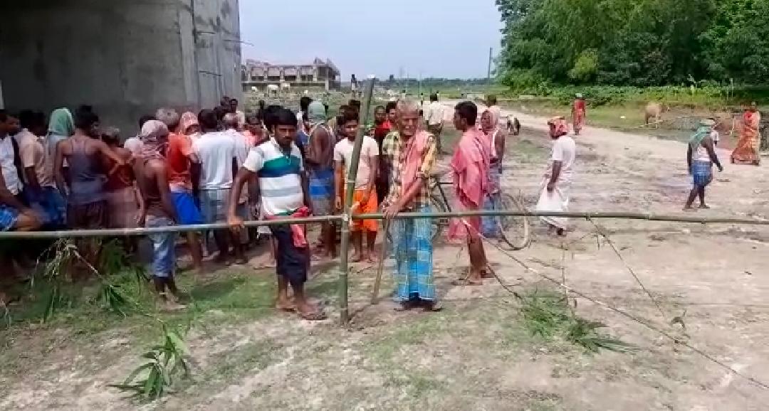 জমি অধিগ্রহন ও ন্যায্য মূল্য না পাওয়ায় বাইপাসের কাজ বন্ধ করে বিক্ষোভ কৃষকদের