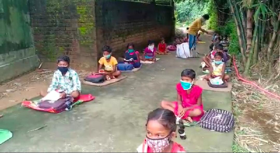 আদিবাসী পাড়ায় গিয়ে পড়ুয়াদের পাশে শিক্ষক