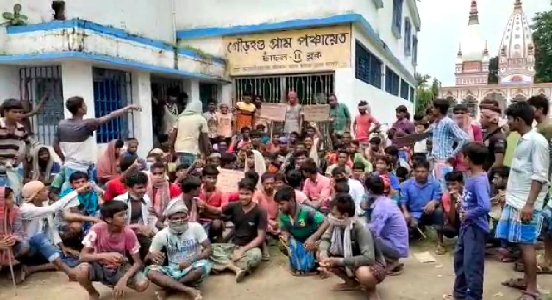 রাস্তার দাবিতে গৌরহন্ড গ্রাম পঞ্চায়েতের তালা মেরে বিক্ষোভ