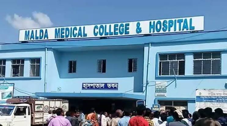 মুখ্যমন্ত্রীর কাছে নালিশ মালদা হাসপাতালে বিনা চিকিৎসায় পড়ে থাকা যুবকের