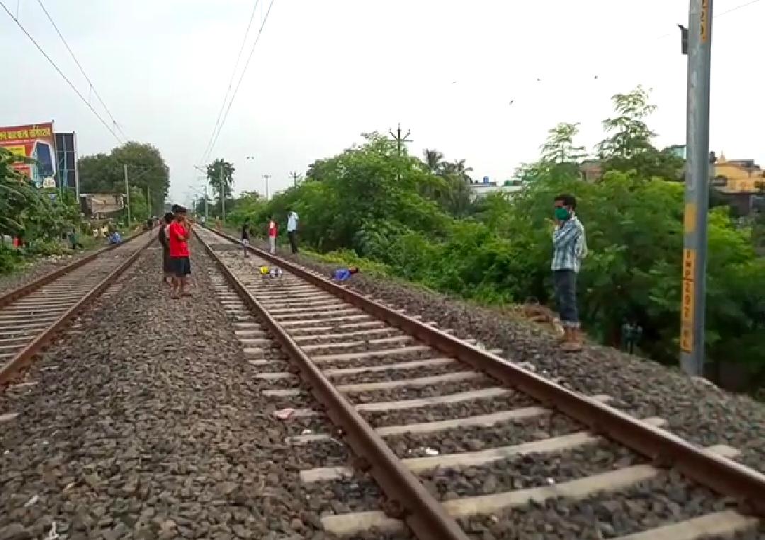 রেললাইন পেরোতে গিয়ে কাটা পড়ল এক ব্যক্তি