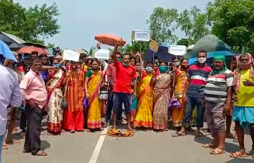 রাস্তা পুনঃনির্মানের দাবীতে দীর্ঘক্ষন চললো বিক্ষোভ