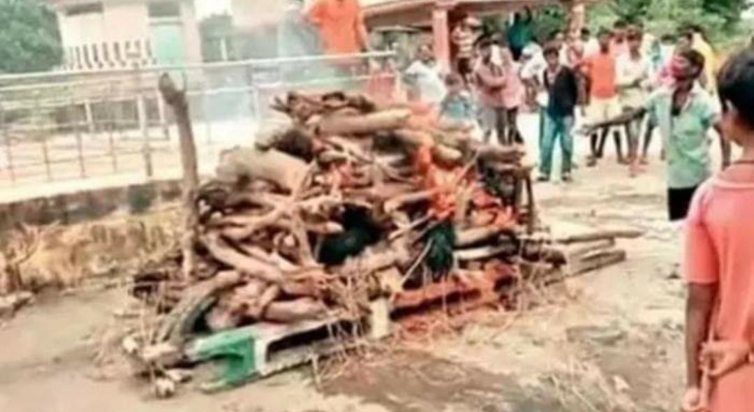 শ্মশানে দেহ পোড়ানোর সামর্থ নেই, রাস্তার পাশেই পুড়ল গরিব শ্রমিকের দেহ