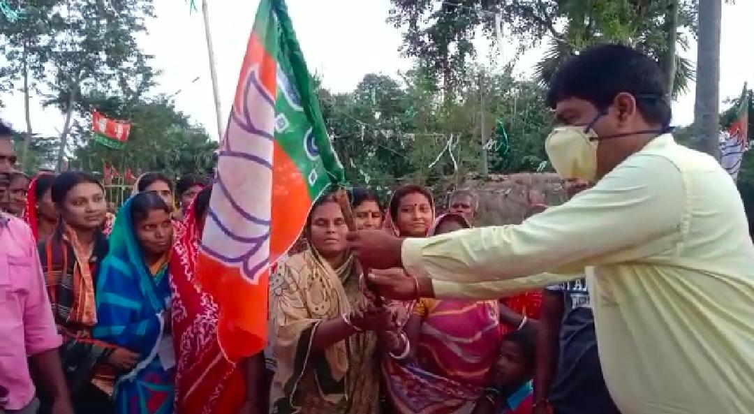 বিজেপিতে যোগদান প্রায় শতাধিক বিরোধী দলের কর্মীর