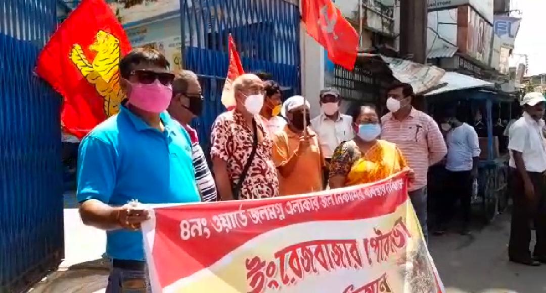 শহর অপরিচ্ছন্নতা,নিকাশি ব্যবস্থার বেহাল দশা, সংস্কারের দাবিতে ডেপুটেশন দিলো ইংরেজবাজার পৌরসভা বামফ্রন্ট কমিটি