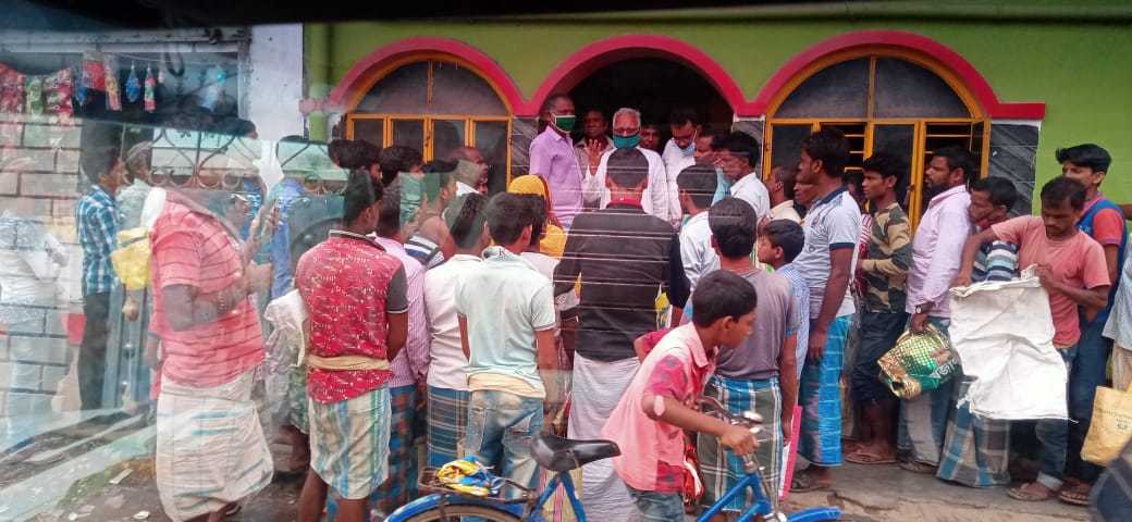 গঙ্গা নদীর ভাঙনে ক্ষতিগ্রস্ত মানুষদের মাঝে খাদ্যবস্তু ও ত্রিপল বিতরণ