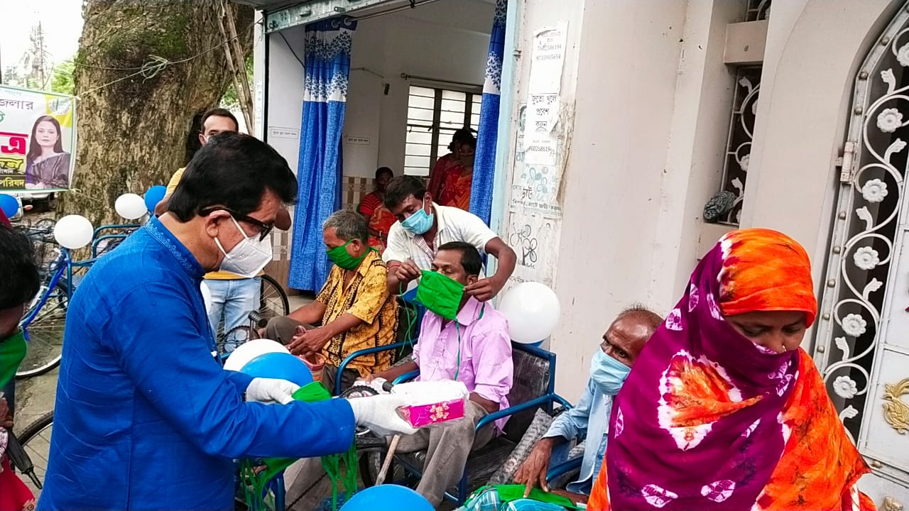 করিমপুর বিধায়ক বিমলেন্দু সিংহ রায়ের উদ্যোগে শারিরীক প্রতিবন্ধীদের ট্রাই সাইকেল বিতরন