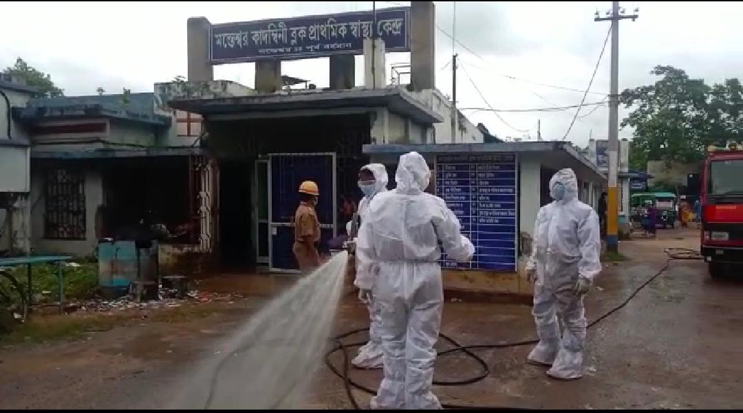 মন্তেশ্বর কাদম্বিনী ব্লক প্রাথমিক স্বাস্থ্য কেন্দ্রের চত্বর জুড়ে জীবাণু নাশক স্প্রে করা হল