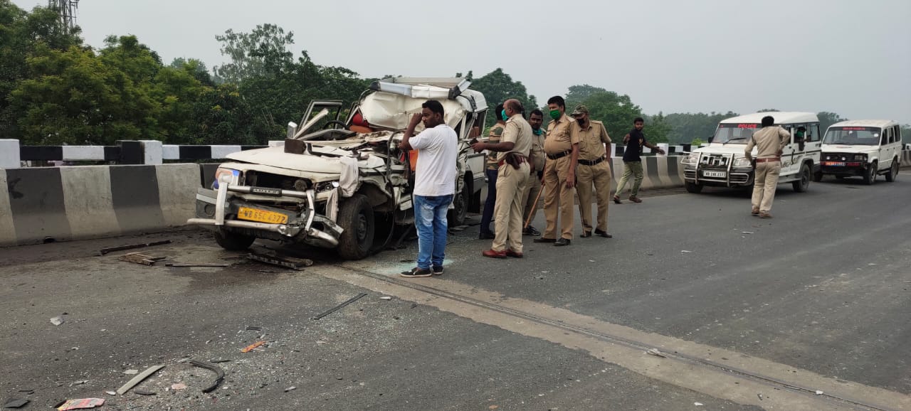 মালদা মহানন্দা বাইপাস দ্বিতীয় সেতুর ওপর অস্বাভাবিক দুর্ঘটনা , ট্রাকের সাথে বোলেরো গাড়ির সংঘর্ষ