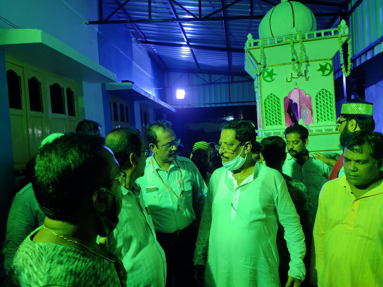 রাজারহাটে সম্প্রীতির বার্তা দিয়ে মহরমের তাজিয়ায় ফুল চড়ালেন ডেপুটি মেয়র তাপস চট্টোপাধ্যায়