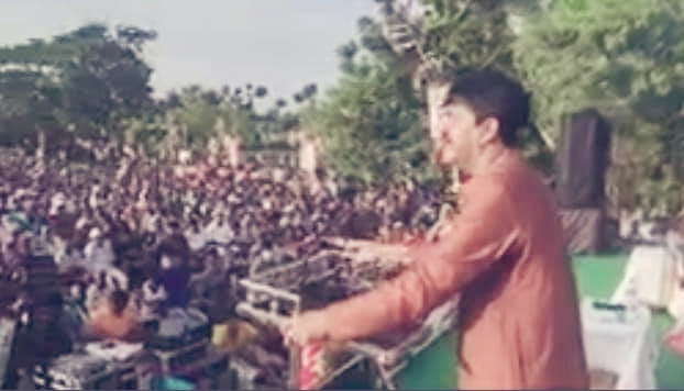 সরকারি নির্দেশ না মেনে হাজার হাজার মানুষ জড়ো করে করোনা ছড়াচ্ছে শওকত মোল্লা, অভিযোগ ভাইজান ভক্তদের