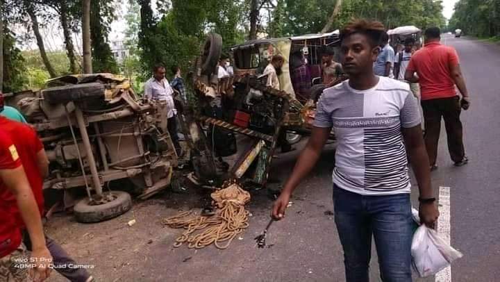 গোপালগঞ্জে নসিমন পিক আপ সংঘর্ষে বেশ কয়েকজন আহত হয়েছেন