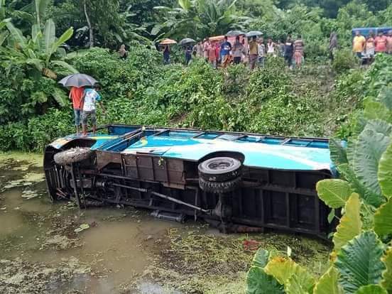 নিয়ন্ত্রণ হারিয়ে গোপালগঞ্জে সড়ক দুর্ঘটনা