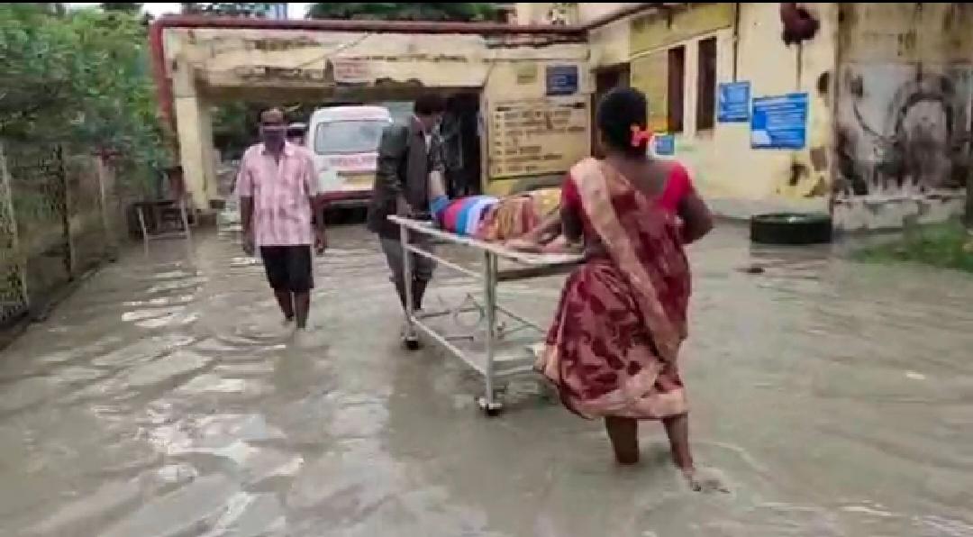 মেদিনীপুর সদর জেলা হাসপাতাল এখন নদী,জলের উপর দাঁড়িয়ে চিকিৎসা করছেন ডাক্তাররা