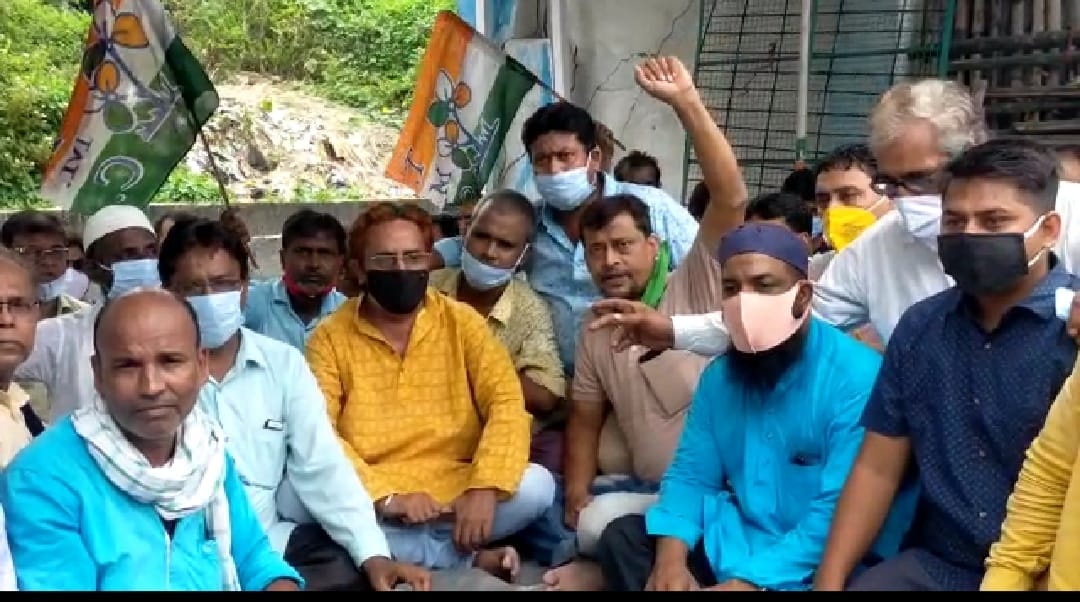 অভিযুক্তকে কেন গ্রেপ্তার করা হয়নি? বিক্ষোভ থানার সামনে
