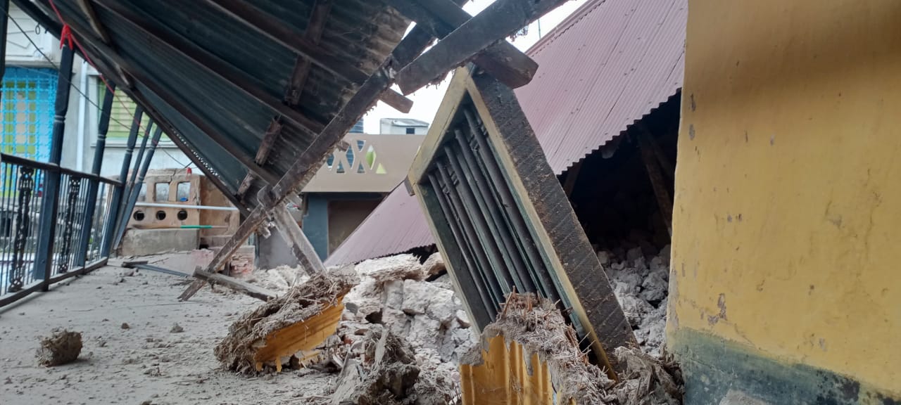 গভীর রাতে হুড়মুড়িয়ে ভেঙ্গে পড়ল একটি দোতলা মাটির বাড়ি