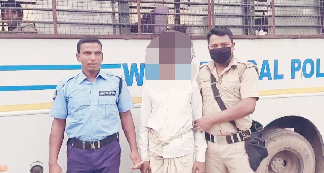 সীমান্ত দিয়ে বাংলাদেশে পাচারের আগে ফেন্সিডিল সহ গ্রেফতার এক পাচারকারীকে