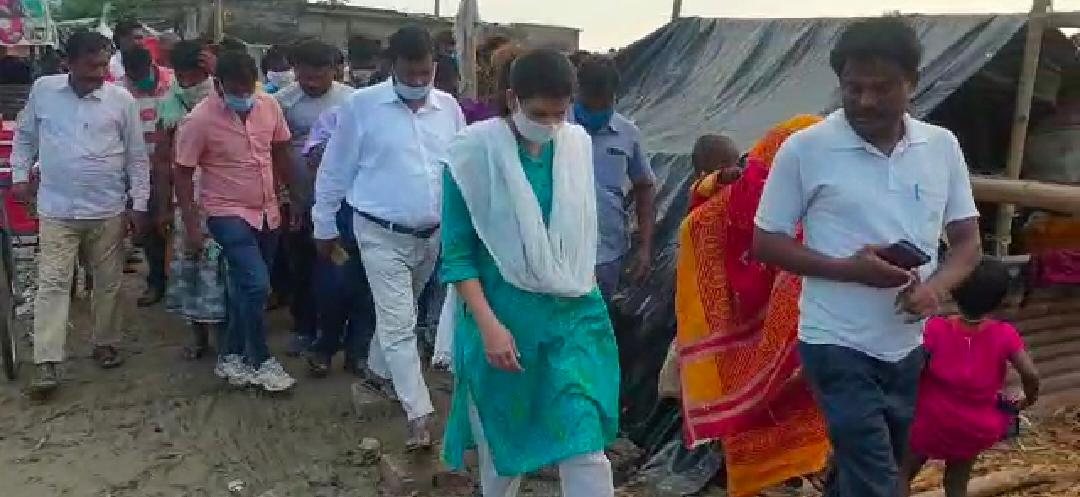 নদীগর্ভে কয়েকশো ঘরবাড়ি,পাশে দাঁড়ালেন সাংসদ মৌসম বেনজির নূর