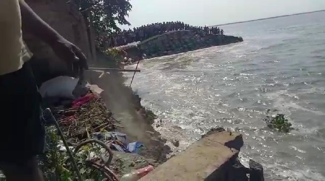 গঙ্গার ভাঙন উত্তরোত্তর বেড়েই চলেছে, চরম আতঙ্কে এলাকাবাসী