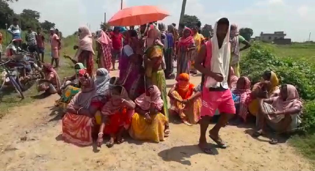 ওভারব্রিজের দাবিতে বার্ণপুরে রেলগেট সংলগ্ন রাস্তা অবরোধ করে বিক্ষোভ এলাকার বাসিন্দাদের