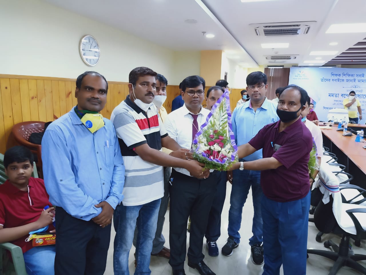 রাষ্ট্রপতি পুরষ্কারে নির্বাচিত ২ বাঙালীকে ভার্চুয়াল ভাবে পুরষ্কার প্রদান জেলা কার্যালয়ে