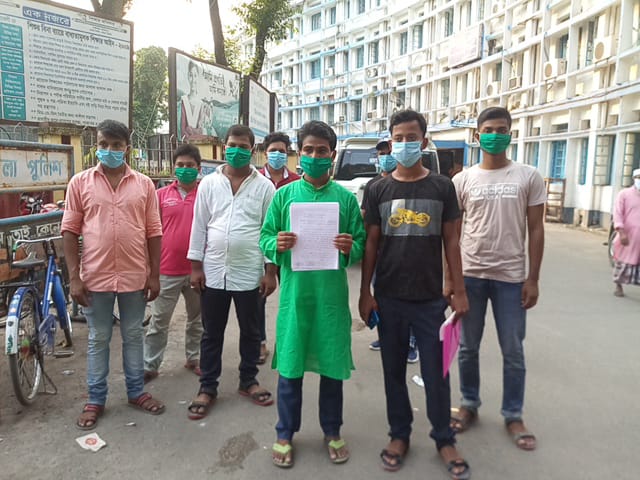 বেহাল রাস্তা সংস্কারের দাবিতে স্মারকলিপি প্রদান জেলাশাসকের কাছে
